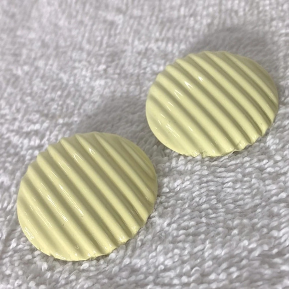 Vintage Pastel Yellow Painted  Textured Metal Round Clip On Earrings - Picture 4 of 8